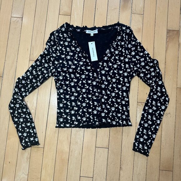 NWT Francesca's Cropped Lettuce Edged Ribbed Floral Button Front Top Size Small - Picture 2 of 11